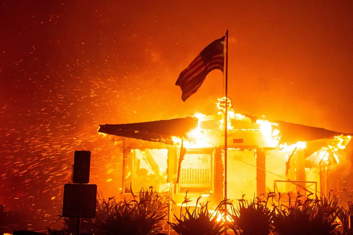 Vento forte deve agravar incêndios em Los Angeles